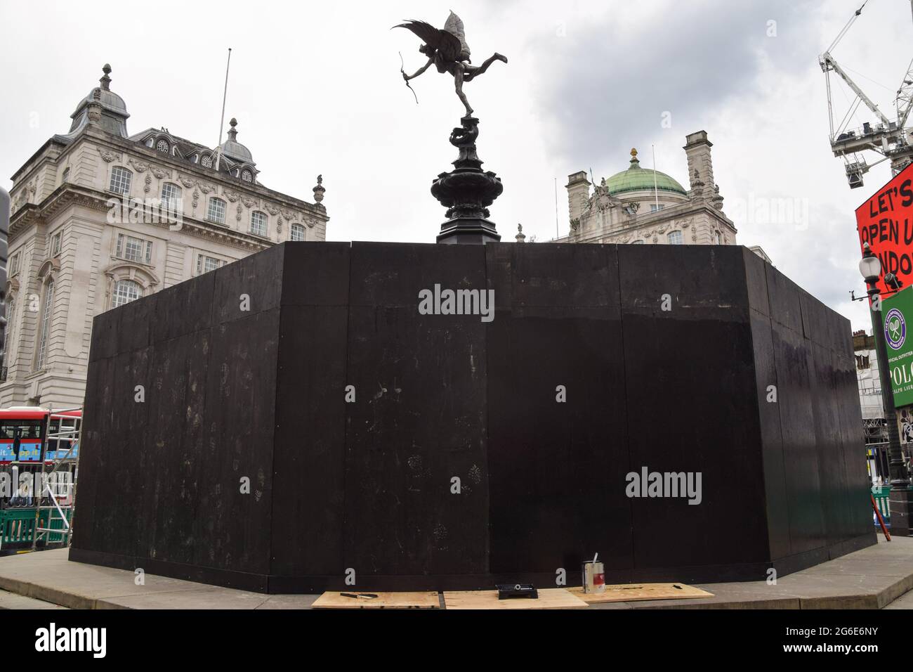 Londres, Royaume-Uni. 05e juillet 2021. Une fontaine du Mémorial de Shaftesbury, également connue sous le nom d'Eros, vue à Piccadilly Circus avant les demi-finales et finales de l'Euro 2020. Le monument de Londres a été embarqué devant les matchs de football restants pour protéger le monument et empêcher les fans de l'escalader, car de grandes foules se sont rassemblées sur et autour du monument après les récentes victoires de l'Angleterre dans le championnat de football. Crédit : SOPA Images Limited/Alamy Live News Banque D'Images