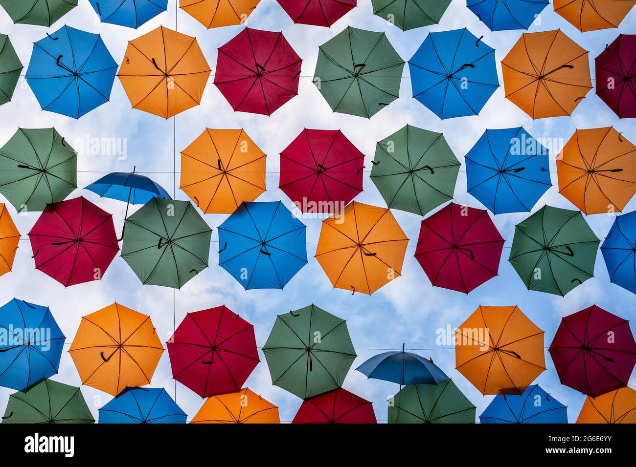 Parasols sur la rue commerçante, Drottninggatan, Stockholm, Suède Banque D'Images