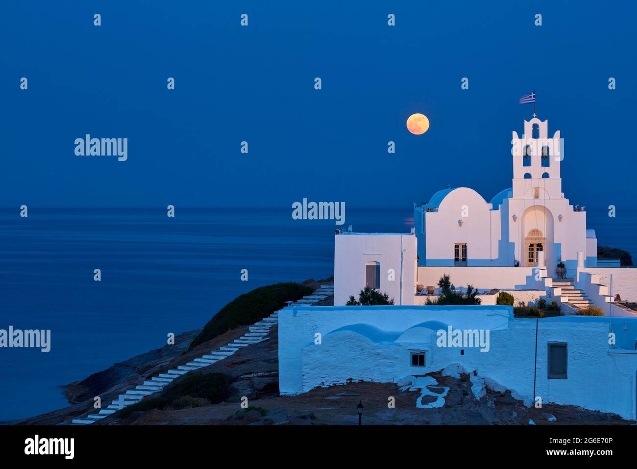 Pleine lune derrière le monastère Chrisopigi sur Sifnos, Cyclades, Grèce Banque D'Images