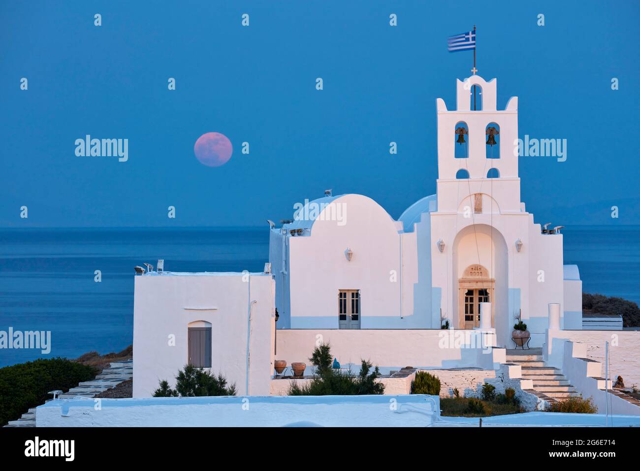 Pleine lune derrière le monastère Chrisopigi sur Sifnos, Cyclades, Grèce Banque D'Images