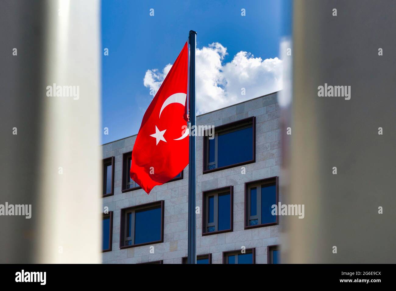 Drapeau turc à l'ambassade de Turquie, Berlin, Allemagne Banque D'Images