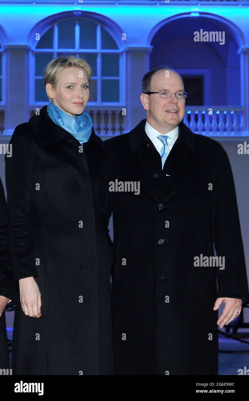 Le Prince Albert II de Monaco et sa femme la princesse Charlene assistent à l'événement « Push the Button, Palace in Blue » qui fait tourner le Palais de Monaco en bleu dans le cadre de la Journée mondiale de sensibilisation à l'autisme. Banque D'Images