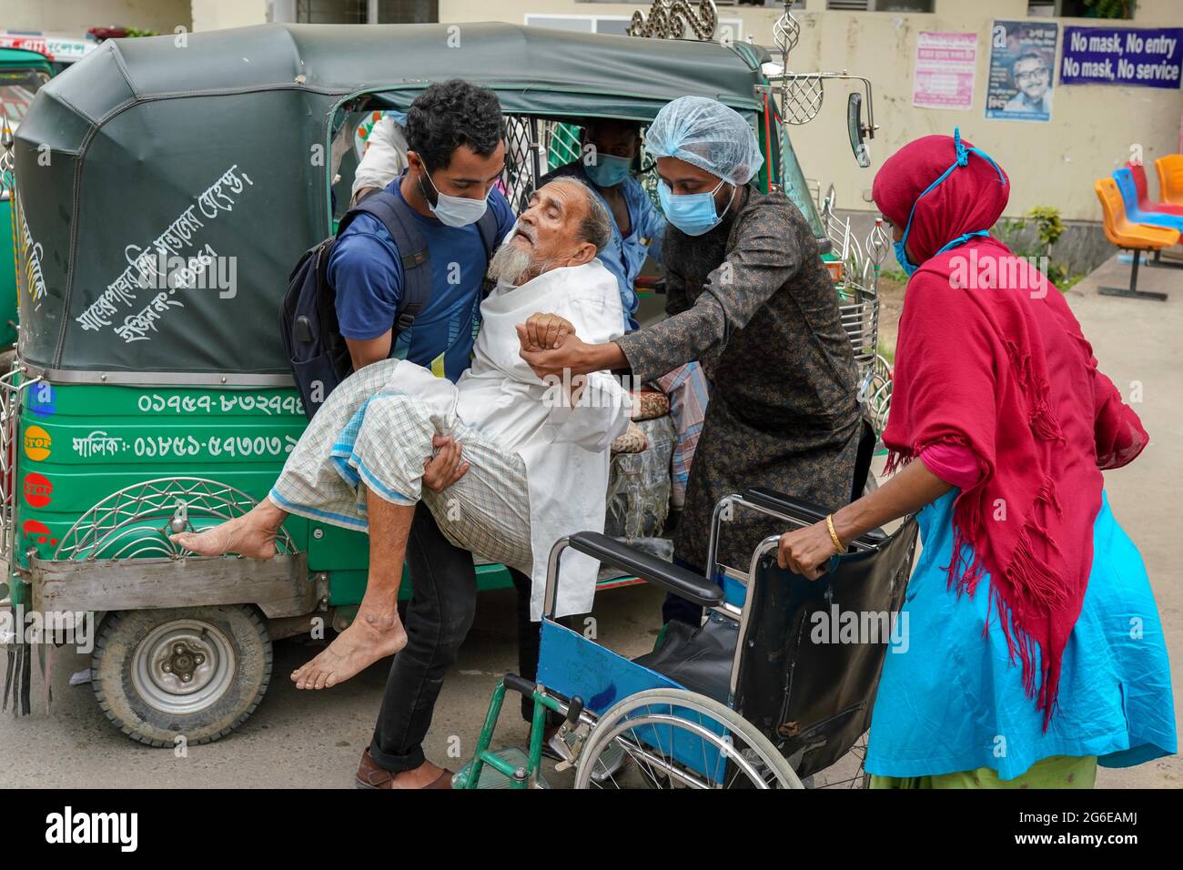 Chittagong, Chittagong Medical College, Bangladesh. 5 juillet 2021. Le patient vient à l'hôpital Chittagong Medical College pour son admission pour obtenir un traitement pendant la pandémie du coronavirus.aujourd'hui, 164 personnes sont mortes dans tout le pays en raison de Covid-19. C'est de loin le plus grand nombre de décès de Covid-19 en une seule journée dans le pays depuis le début de la pandémie l'an dernier. L'ensemble de l'hôpital public et de l'hôpital spécialisé, le plus souvent rempli par des personnes atteintes de covid-19. Credit: Rajib Dey Joy/ZUMA Wire/Alay Live News Banque D'Images