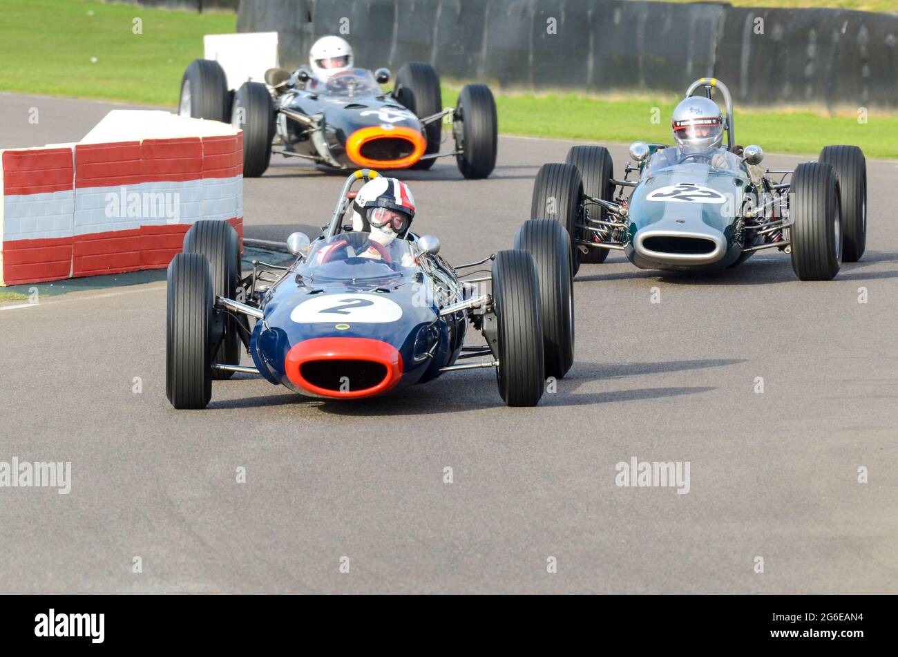 Grand Prix Lotus BRM 24 classique, voiture de course de F1 vintage en compétition dans le Trophée Glover à l'événement historique de Goodwood Revival, Royaume-Uni. Voitures concurrentes Banque D'Images