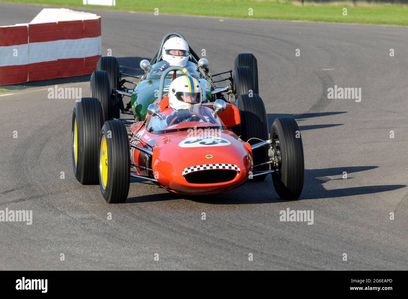 Grand Prix Lotus 24/21 classique, voiture de course de F1 d'époque en compétition dans le Trophée Glover à l'événement historique de Goodwood Revival, Royaume-Uni. Voitures concurrentes Banque D'Images