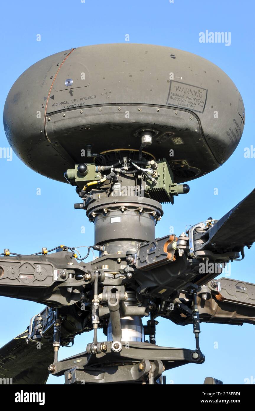 Système radar de contrôle du feu à ondes millimétriques de Longbow monté sur le mât du rotor principal d'un corps d'armée d'air britannique Westland WAH-64 Longbow Apache Banque D'Images