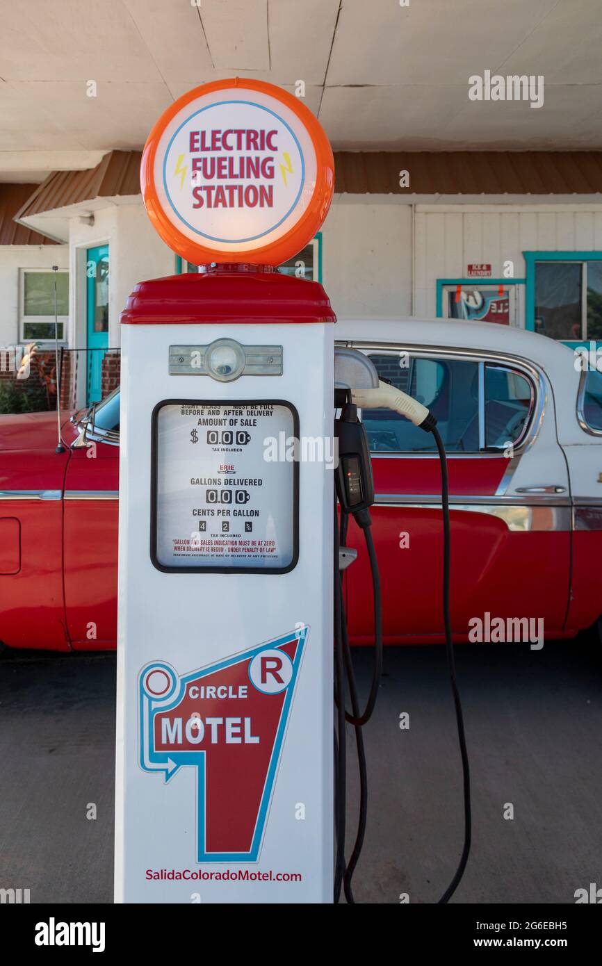 Salida, Colorado - une station de charge de voiture électrique., fait à partir de pompes à essence, au Circle R Motel. Banque D'Images