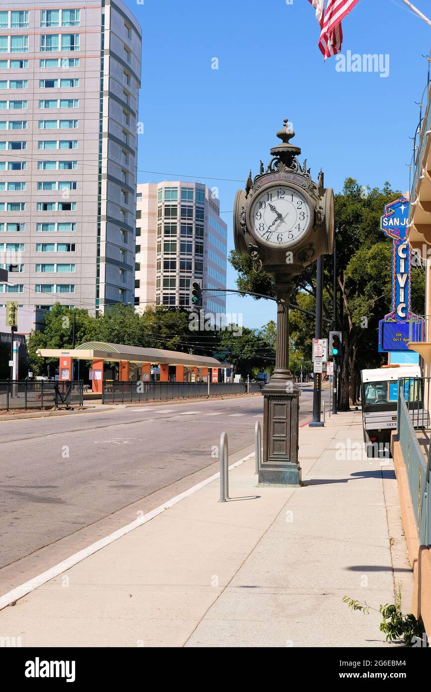 Horloge de Waterbury donnée par le fonds de fiducie Metro-A sur le trottoir à côté de la San Jose Civic dans le centre-ville de San Jose, Californie; poste ou horloge de rue. Banque D'Images