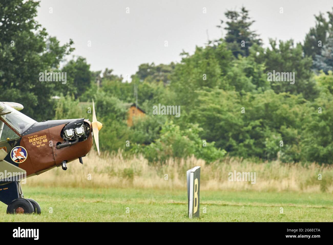 Avion privé historique à moteur unique Piper Club, pendant le spectacle aérien Fly Fest 2021 à Piotrków Trybunalski Banque D'Images Avion privé historique à moteur unique Piper Club, pendant le spectacle aérien Fly Fest 2021 à Piotrków Trybunalski Banque D'Images