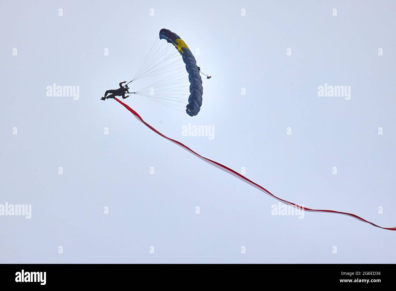 Spectacle de parachutiste avec drapeau polonais pendant le vol à bord de l'événement Fly Fest 2021 à Piotrków Trybunalski Banque D'Images Spectacle de parachutiste avec drapeau polonais pendant le vol à bord de l'événement Fly Fest 2021 à Piotrków Trybunalski Banque D'Images