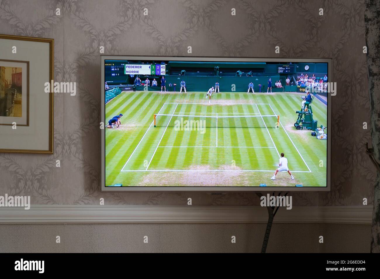 Couverture par la BBC de Wimbledon 2021 sur un téléviseur à écran plat fixé sur un mur dans un salon dans une maison en Angleterre. Match illustré : Federer vs Norrie. Juillet 2021 Banque D'Images