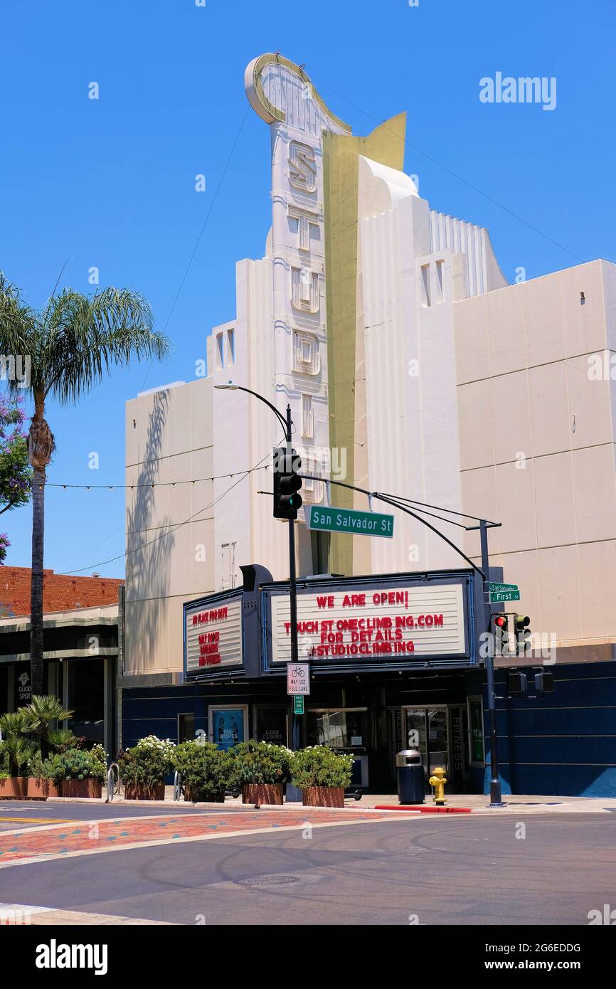 Studio Climbing Gym, centre-ville de San Jose, Californie ; installations d'escalade intérieures offrant des cours de yoga, de fitness et de poids appartenant à Touchstone Climbing. Banque D'Images