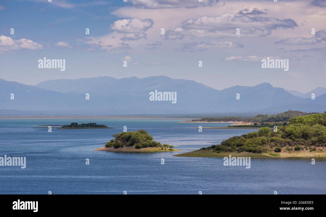 Petites îles avec un fond de montagne, réservoir d'eau d'un barrage appelé Cabra Corral, Salta, Argentine. Banque D'Images