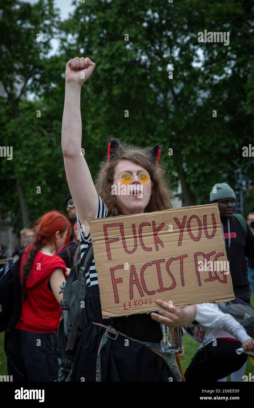 Un jeune manifestant portant des oreilles de chat et des lunettes jaunes porte un panneau à la manifestation « Kill the Bill » dans le centre de Londres, en 5.7.2021 Banque D'Images
