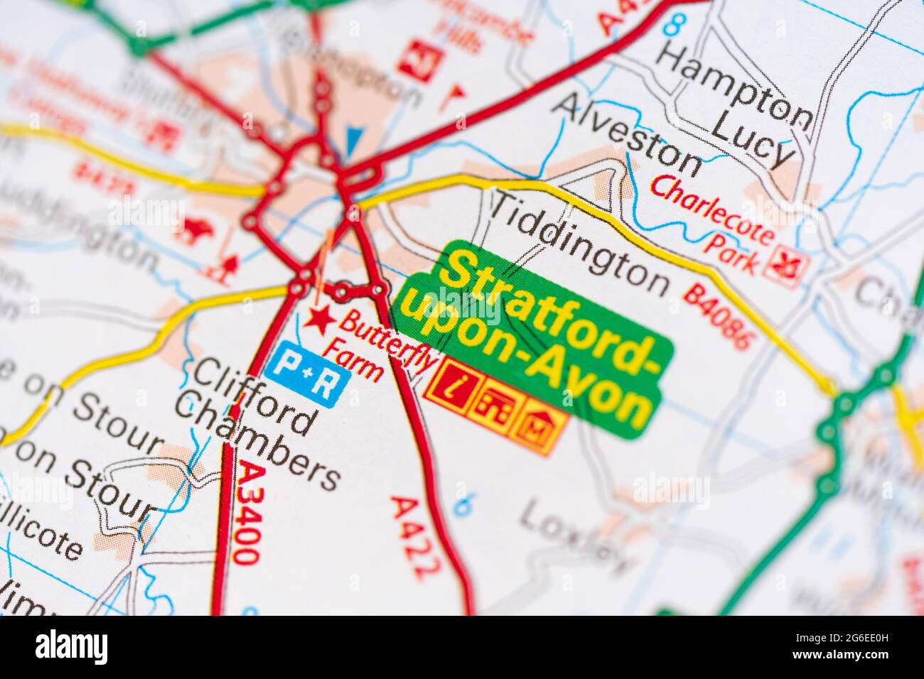 Macro gros plan d'une page sur une carte routière imprimée atlas montrant la ville de Stratford-upon-Avon en Angleterre Banque D'Images