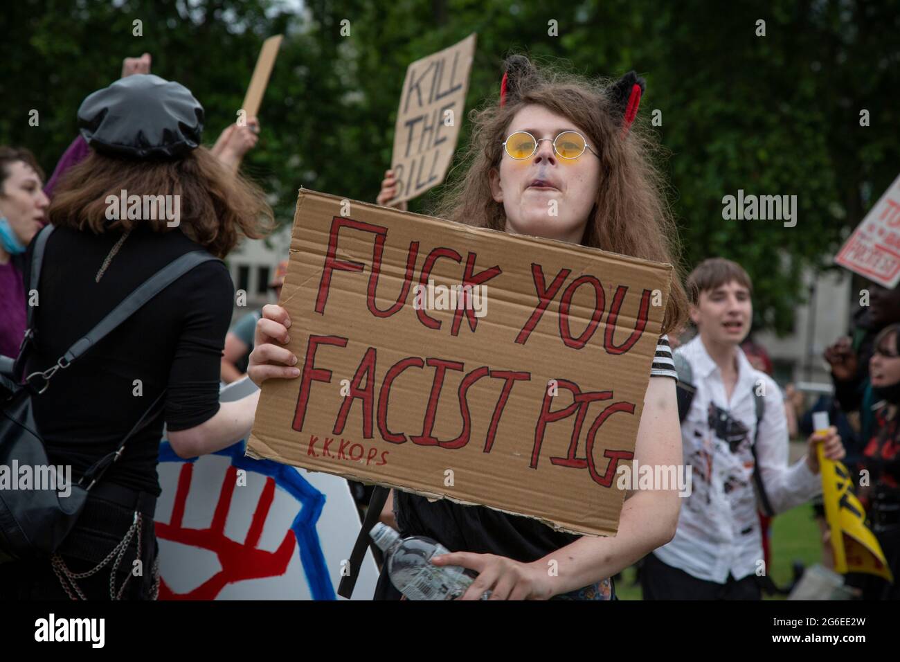 Un jeune manifestant portant des oreilles de chat et des lunettes jaunes porte un panneau à la manifestation « Kill the Bill » dans le centre de Londres, en 5.7.2021 Banque D'Images