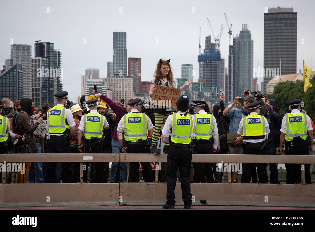 Un jeune manifestant portant des oreilles de chat et des lunettes jaunes tient un panneau au milieu de la police lors de la manifestation « Kill the Bill » dans le centre de Londres, en 5.7.2021 Banque D'Images