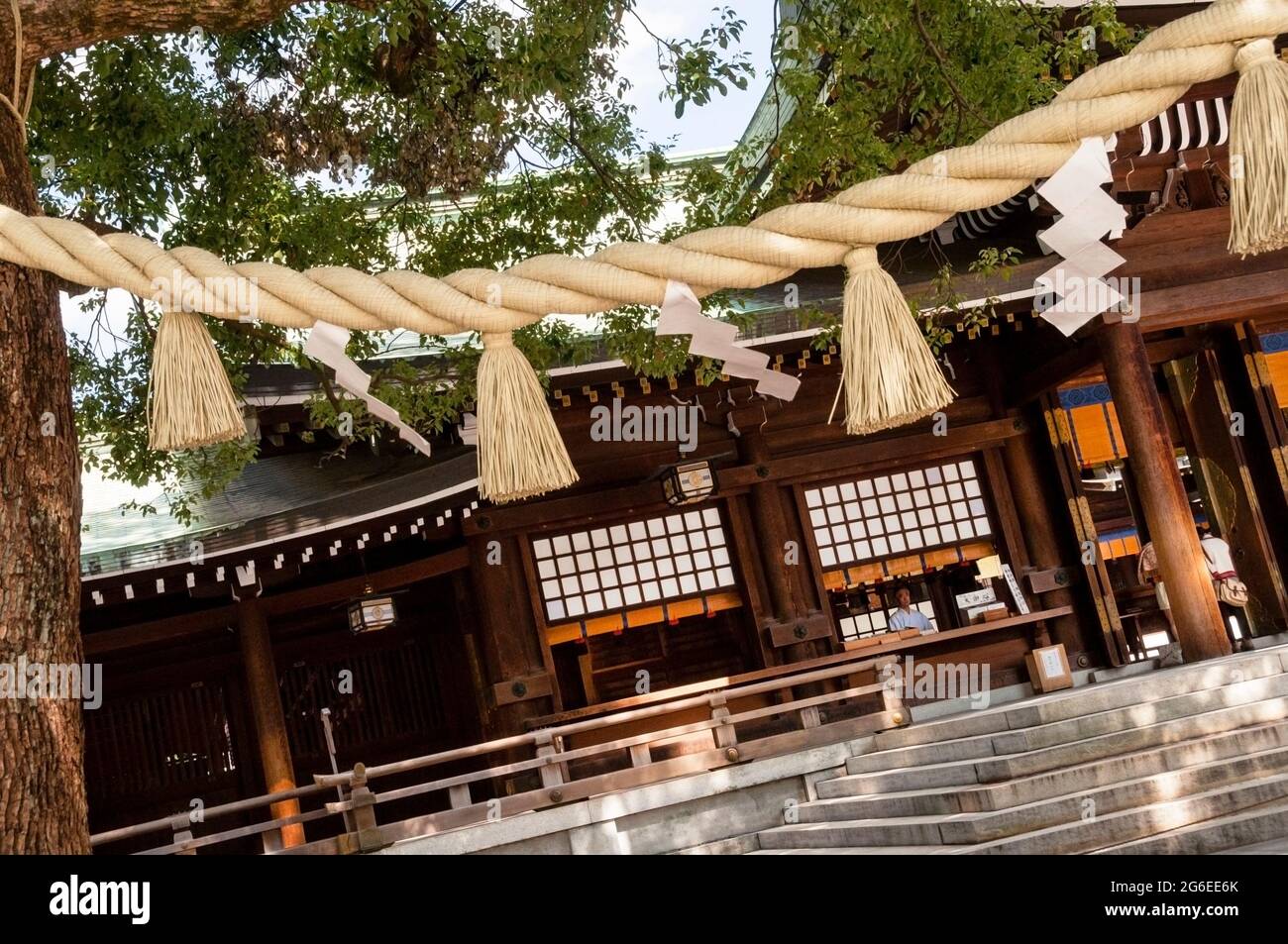 Le shimenawa est une corde enserrante du sanctuaire shinto Meiji à Tokyo, au Japon, et les escaliers en pierre sont l'une des caractéristiques communes. Banque D'Images