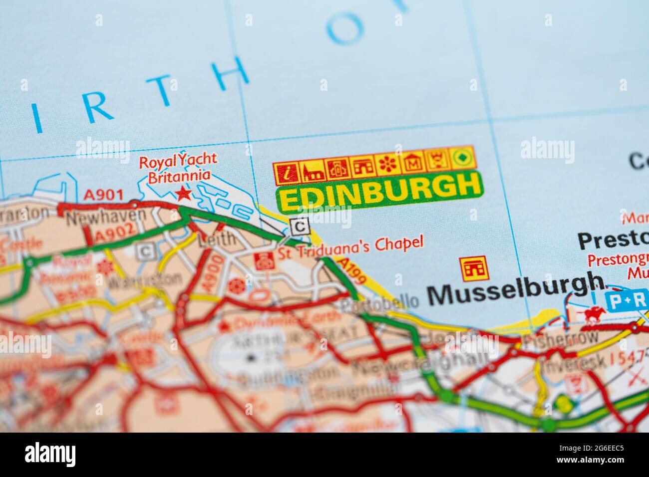 Macro gros plan d'une page sur une carte routière imprimée atlas montrant la capitale de l'Écosse - Edimbourg Banque D'Images