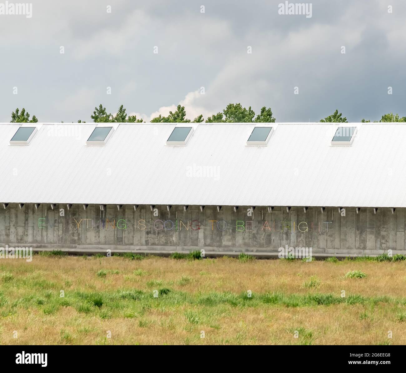 La sculpture Neon de Marin Creed sur le côté du musée Parrish Banque D'Images