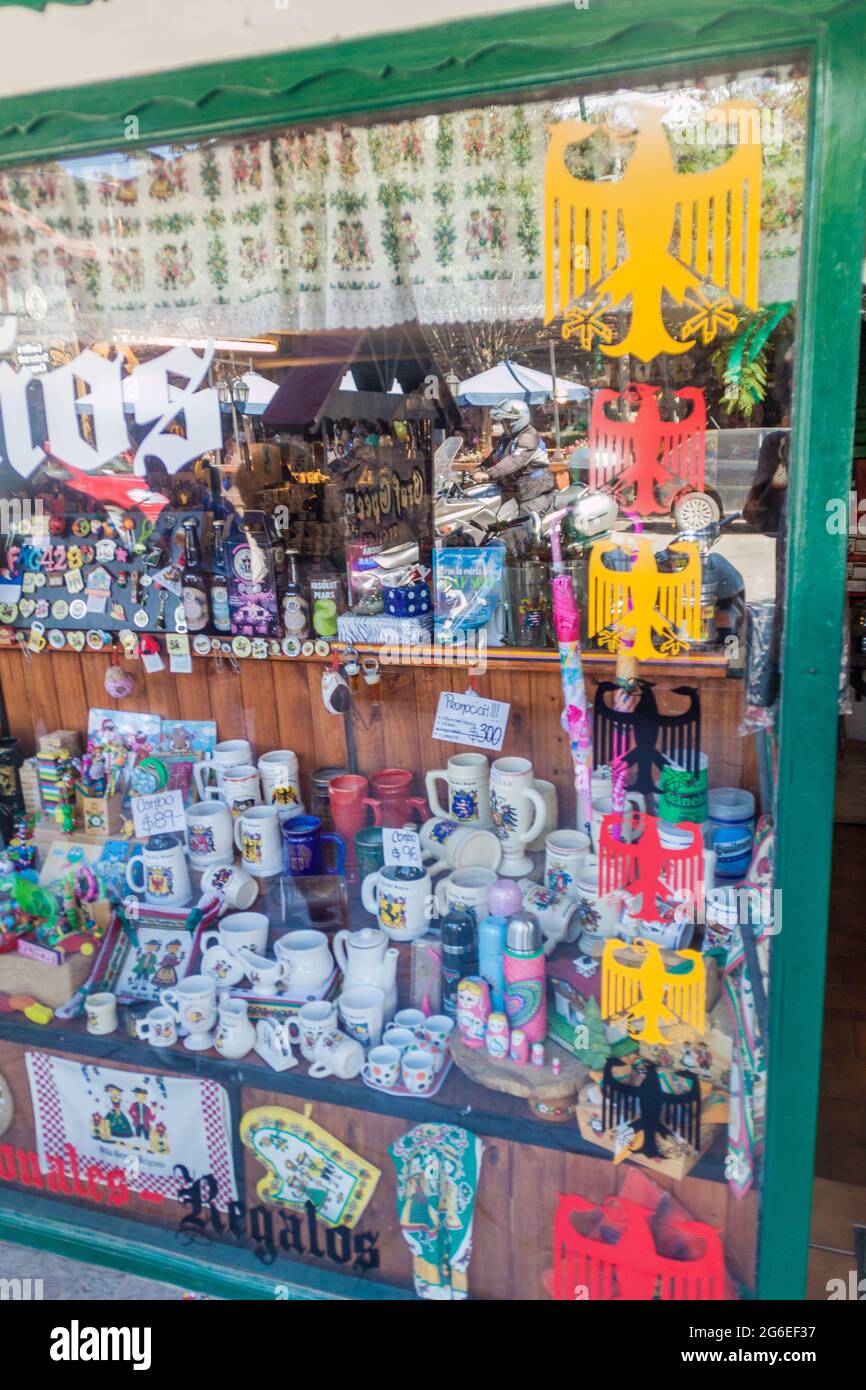 VILLA GENERAL BELGRANO, ARGENTINE - 3 avril 2015 : fenêtre de la boutique de souvenirs de la Villa General Belgrano, Argentine. Village sert maintenant comme une Allemagne de style Banque D'Images