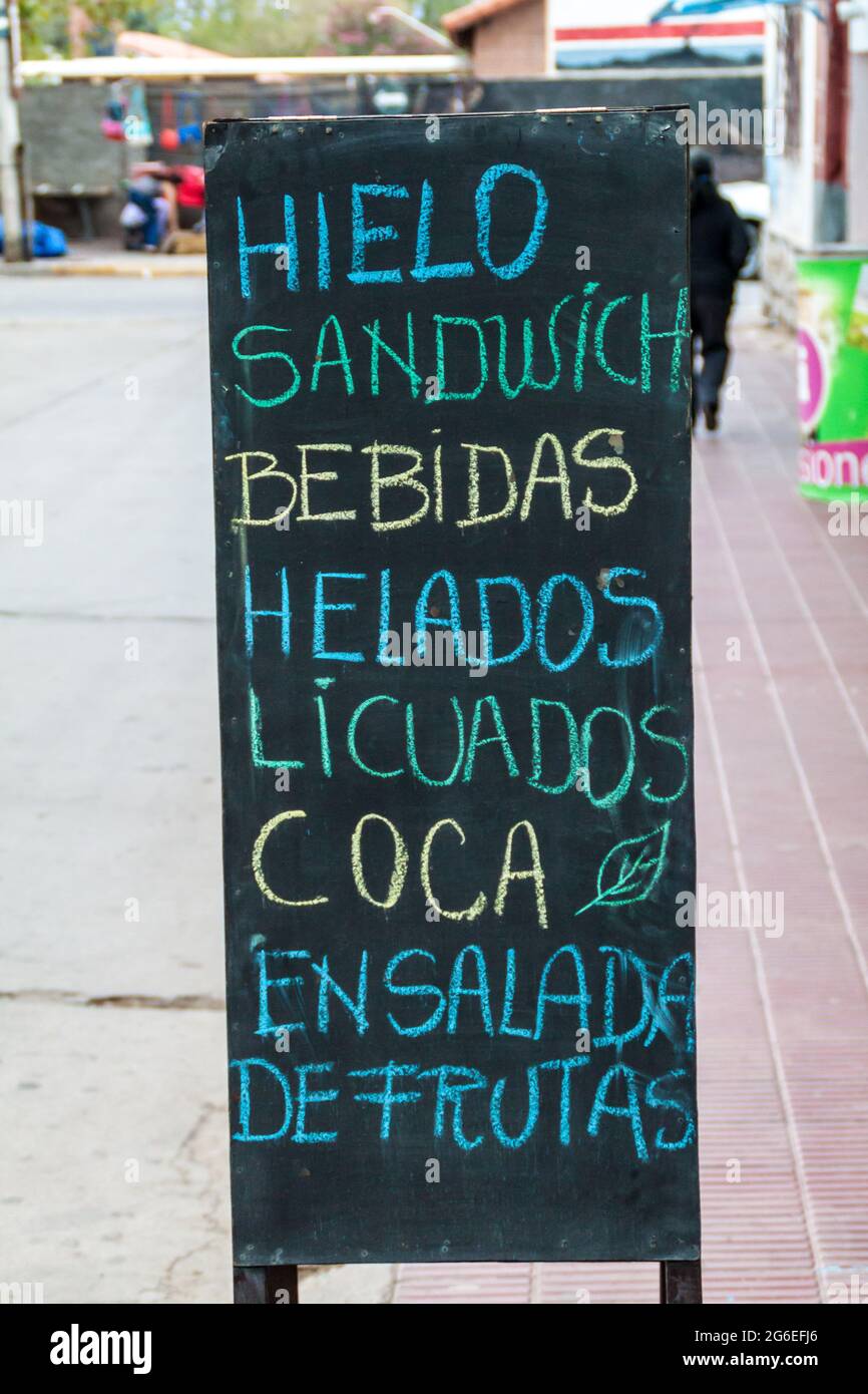 Tableau noir avec une offre de restaurant. Il dit: Glace, sandwich, boissons, crèmes glacées, jus, feuilles de coca, salades de fruits. Banque D'Images