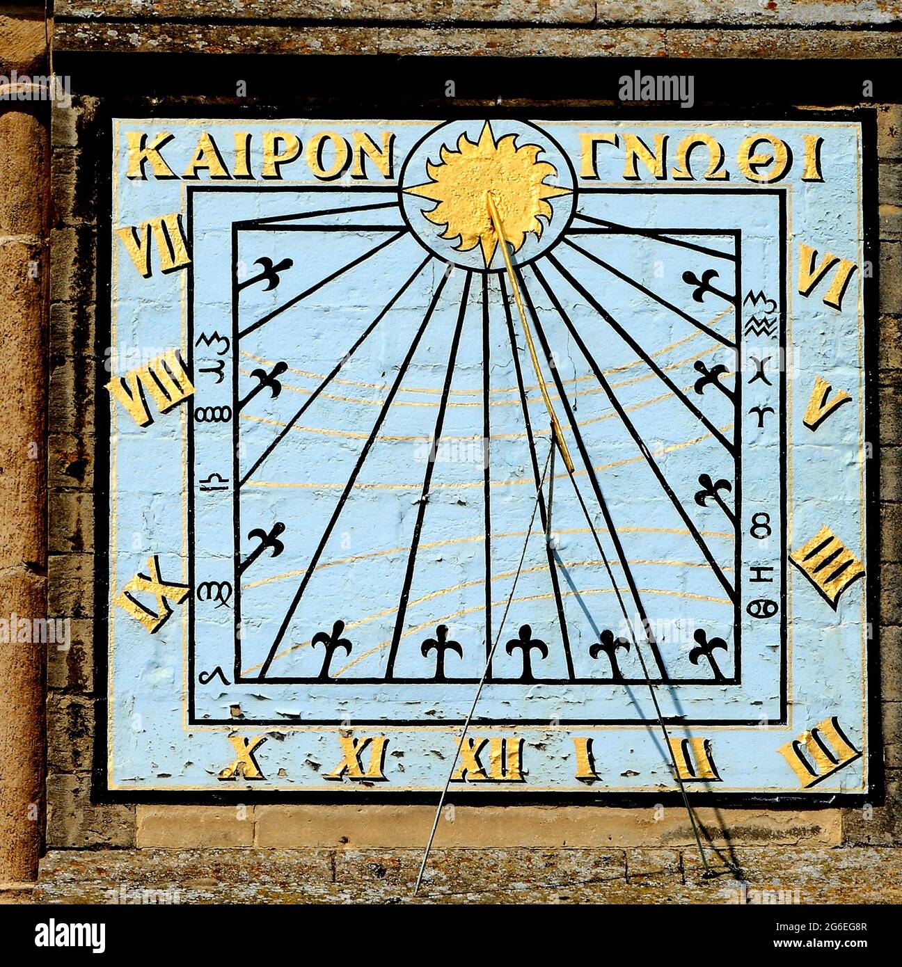 Cathédrale d'Ely, cadran solaire sur le mur du transept sud, inscription grecque « Know the Time », cadran solaire, cadran solaire Banque D'Images