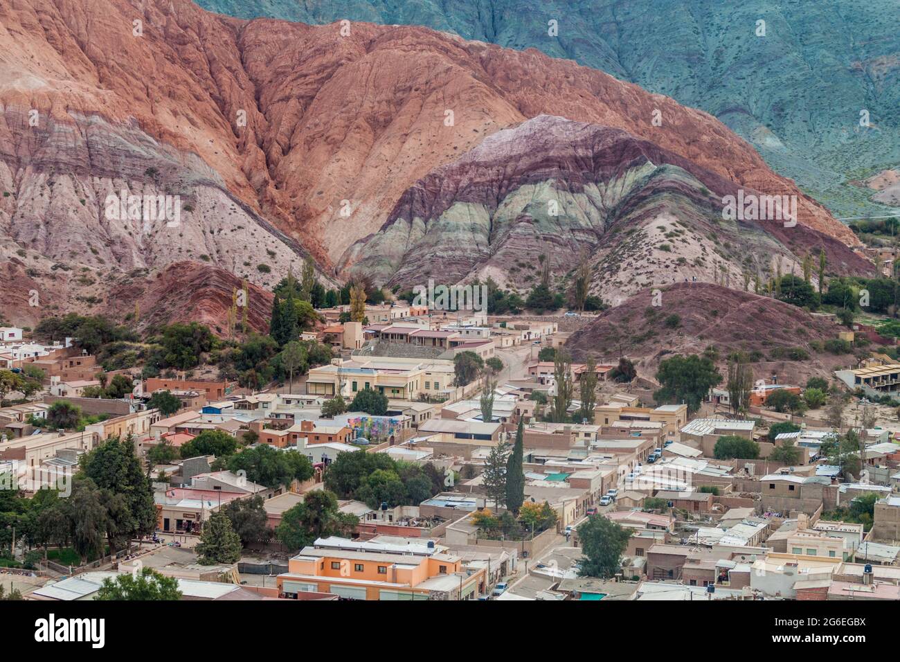 Cerro del los Siete Colores (la colline des sept couleurs) plus de Purmamarca (village) de la vallée Quebrada de Humahuaca, Argentine Banque D'Images