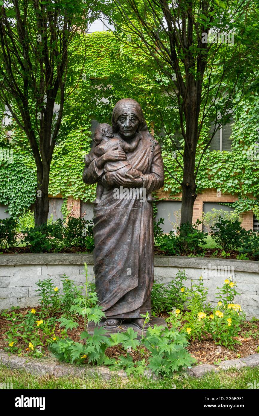 MILWAUKEE, WI,USA - 19 JUIN 2021 - Mother Teresa de Calcutta Sculpture sur le campus de l'Université Marquette. Banque D'Images