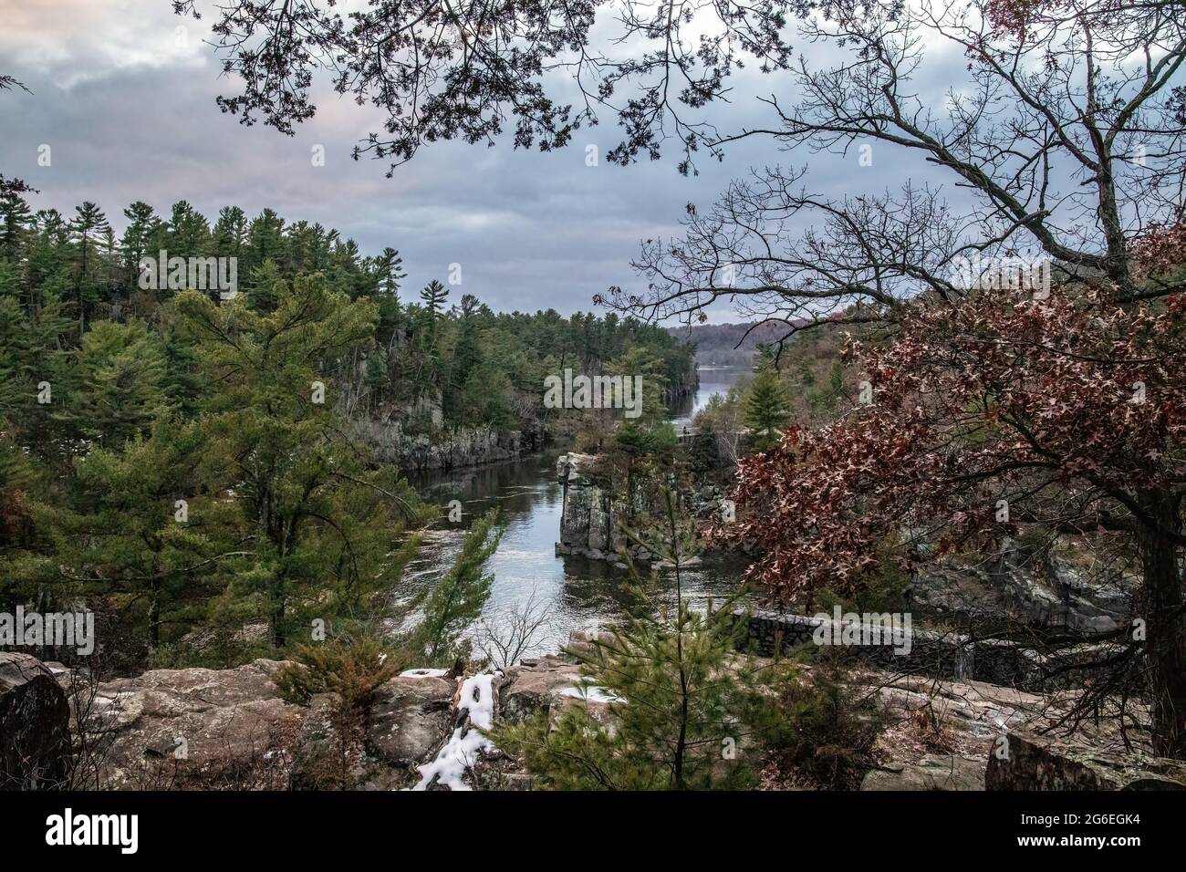 Vue sur la rivière Sainte-Croix et angle Rock à Taylors Falls, MN depuis l'Interstate State Park, St. Croix Falls, Wisconsin. Banque D'Images