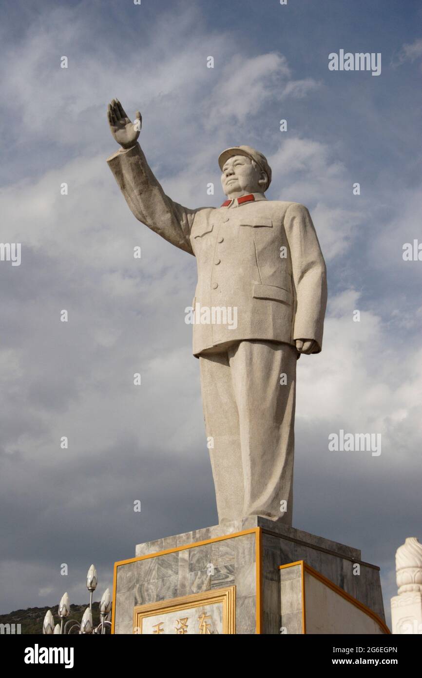 Statue du Président Mao Tse-tung (Mao Zedong), ville de Lijiang, Yunnan, Chine octobre 2005 Banque D'Images