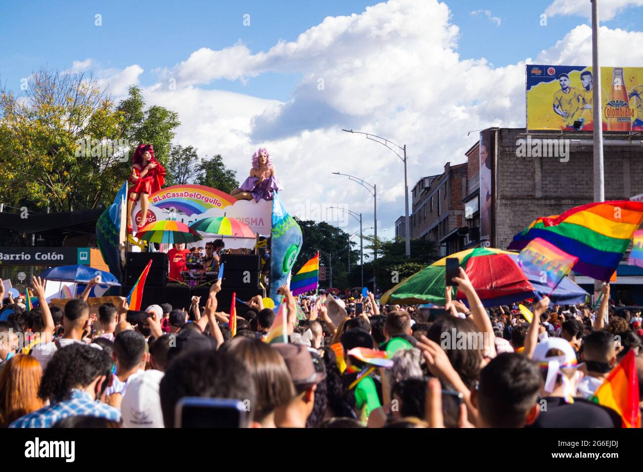 Cali, Colombie. 04e juillet 2021. Des milliers de personnes inondent la rue de Medellin en signe de fierté les drapeaux de la LGTBIQ tandis que les membres des communautés LGBTIQ se réunissent pour protester et célébrer les célébrations de la Journée internationale de la fierté à Medellin, en Colombie, le 4 juillet 2021. Crédit : long Visual Press/Alamy Live News Banque D'Images