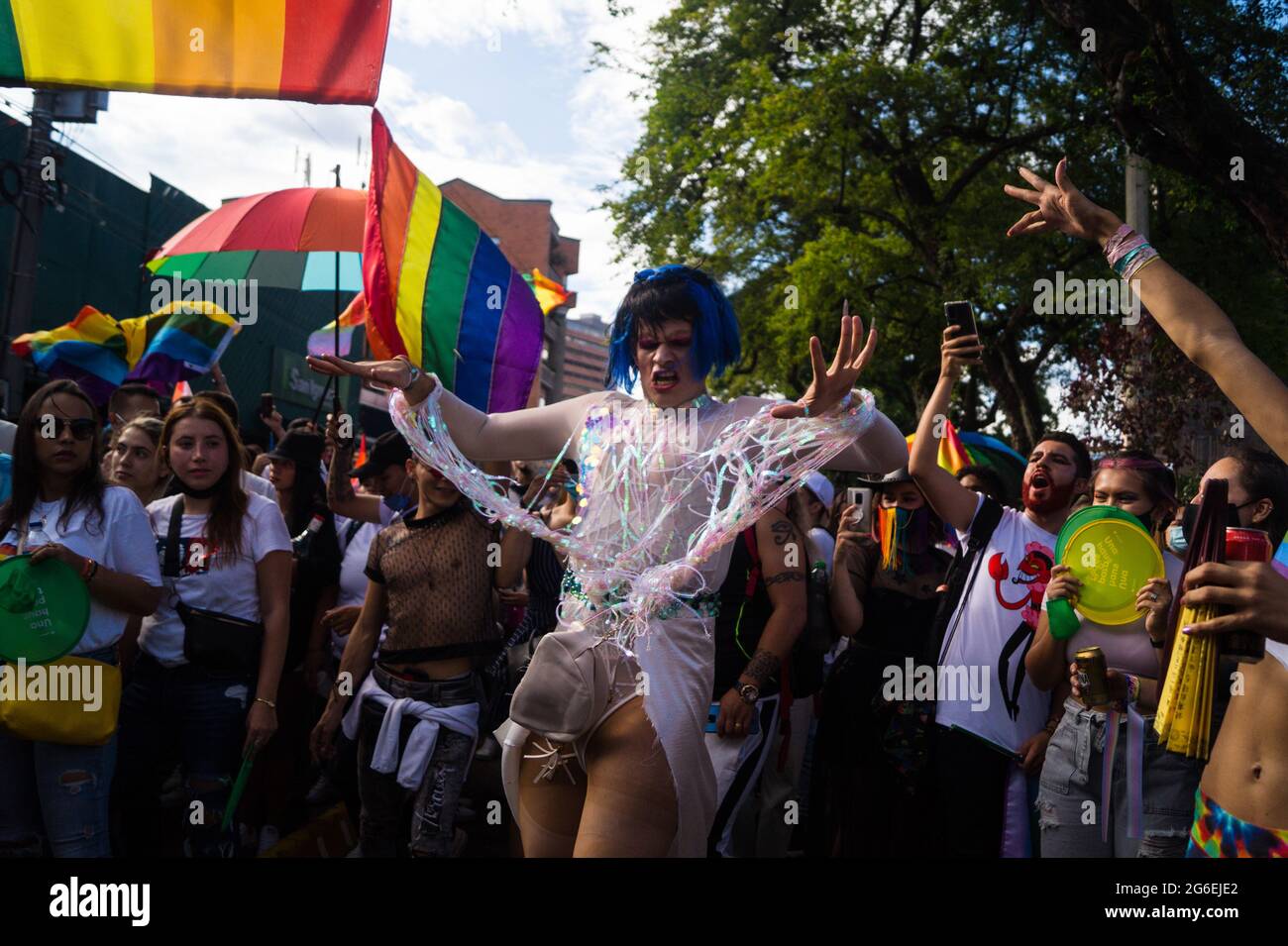 Cali, Colombie. 04e juillet 2021. Une femme transgenre de Drag queen danse en tant que membres des communautés LGBTIQ se réunissent pour protester et célébrer les célébrations de la Journée internationale de la fierté à Medellin, en Colombie, le 4 juillet 2021. Crédit : long Visual Press/Alamy Live News Banque D'Images