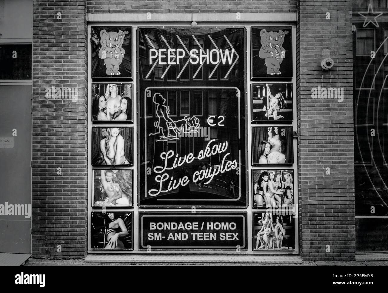 AMSTERDAM, PAYS-BAS. 06 JUIN 2021. Quartier rouge. Vitrine avec publicité de Peep show. Banque D'Images