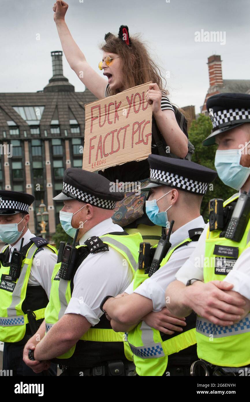 Londres, Royaume-Uni. 05e juillet 2021. (NOTE DE LA RÉDACTION: L'image contient des blasphèmes) UN manifestant se tient au-dessus de la barrière de l'accident sur le pont de Westminster avec un panneau anti-faciste pendant la protestation de tuer le projet de loi. Des manifestants se sont rassemblés sur la place du Parlement pour protester contre le projet de loi sur la police, le crime, la peine et les tribunaux, qui, selon beaucoup, conférerait à la police davantage de pouvoirs sur les manifestations au Royaume-Uni. Crédit : SOPA Images Limited/Alamy Live News Banque D'Images