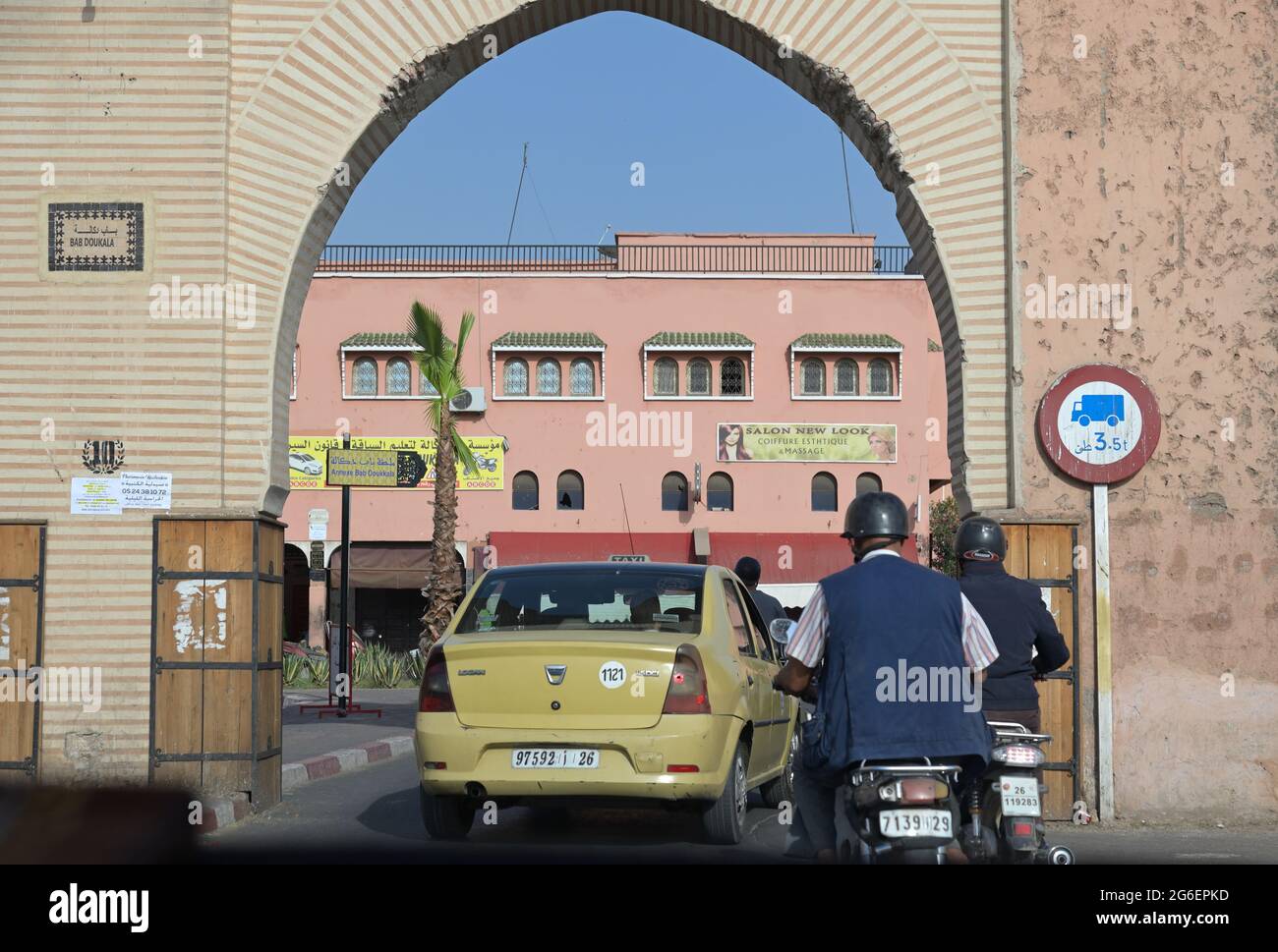 Une entrée étroite à la Médina dans les remparts de l'ancienne ville, Marrakech ma Banque D'Images
