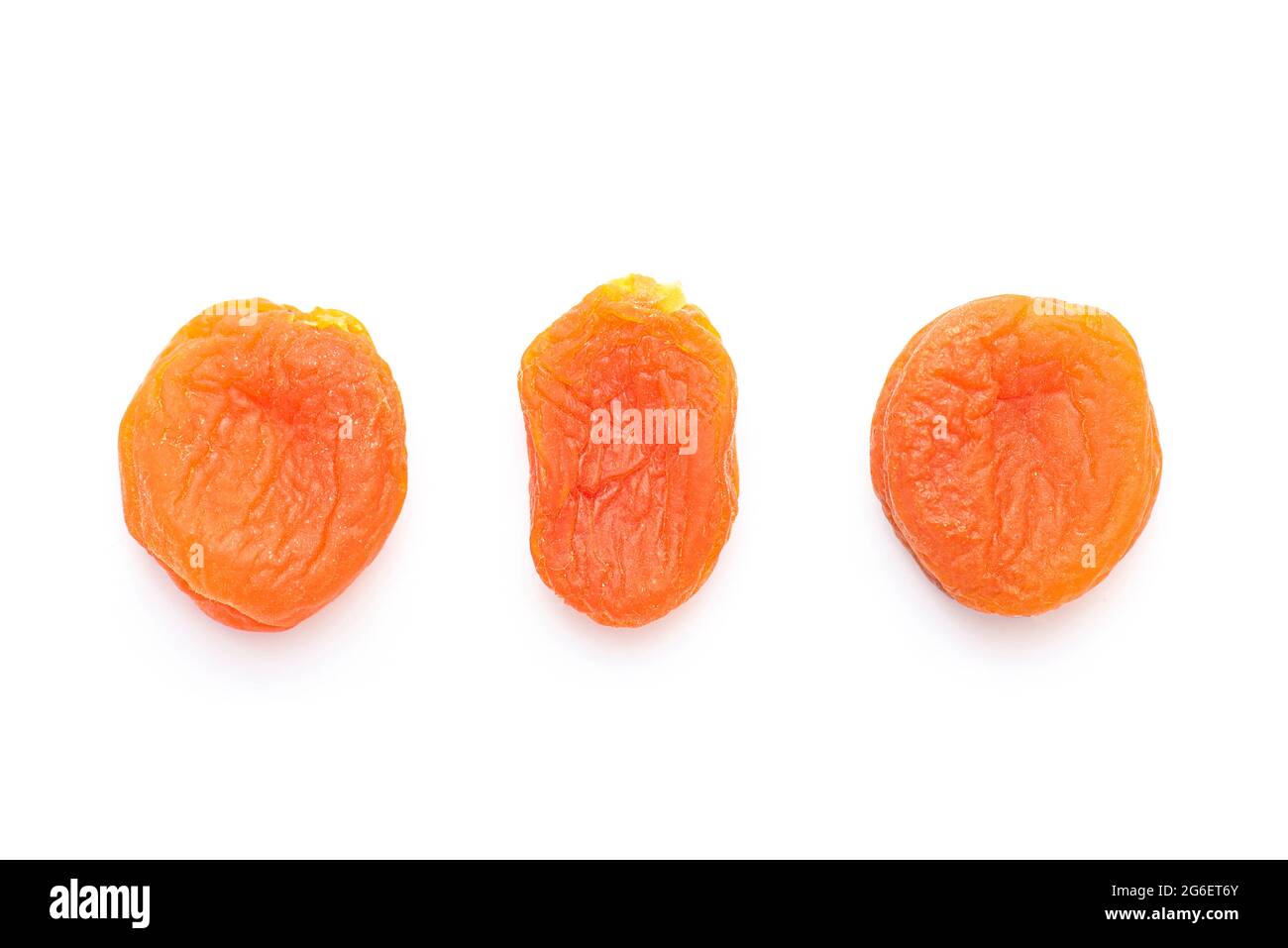 Abricots séchés isolés sur blanc, vue de dessus Banque D'Images