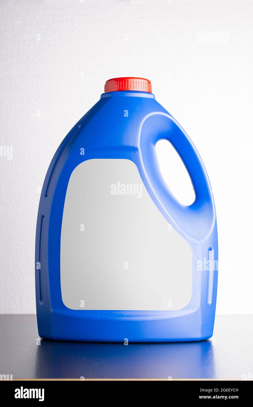 Une bouteille de détergent bleu pour la cuisine, modèle de série maquette modifiable prêt à l'emploi pour votre conception, chemin de sélection d'étiquette inclus Banque D'Images