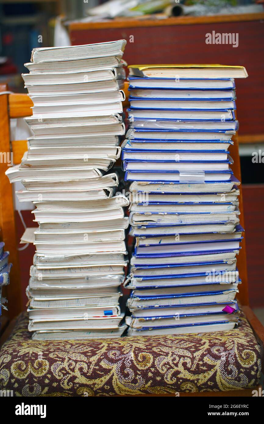 Piles de vieux livres sur une chaise dans la bibliothèque. Mise au point sélective Banque D'Images