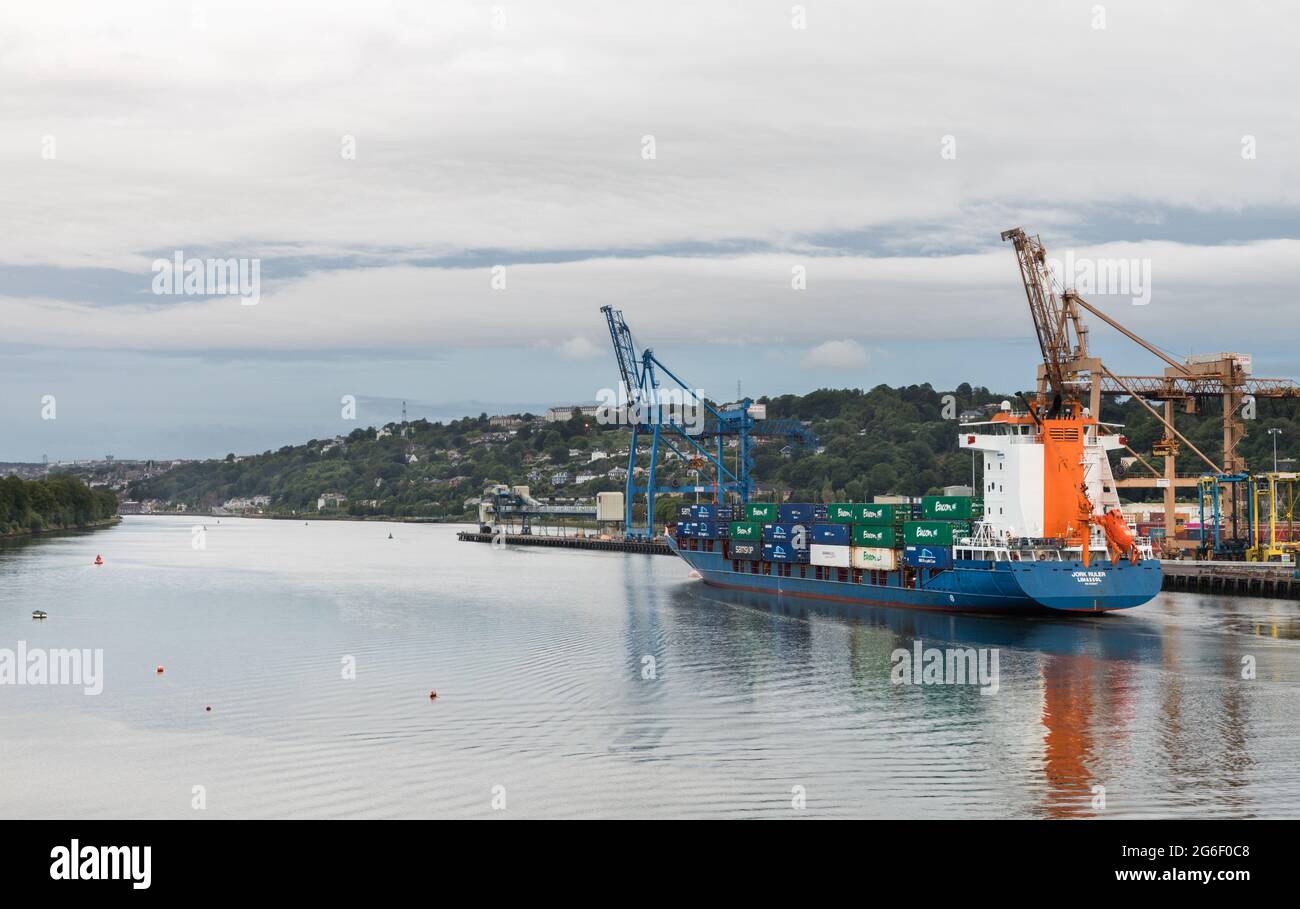 Tivoli, Cork, Irlande. 06e juillet 2021. Le navire-conteneur Jork Ruler effectue une manœuvre de rotation à 360 degrés sur la rivière Lee après son arrivée de Rotterdam sur les quais de Tivoli à Cork, en Irlande. - photo; David Creedon / Alamy Live News Banque D'Images