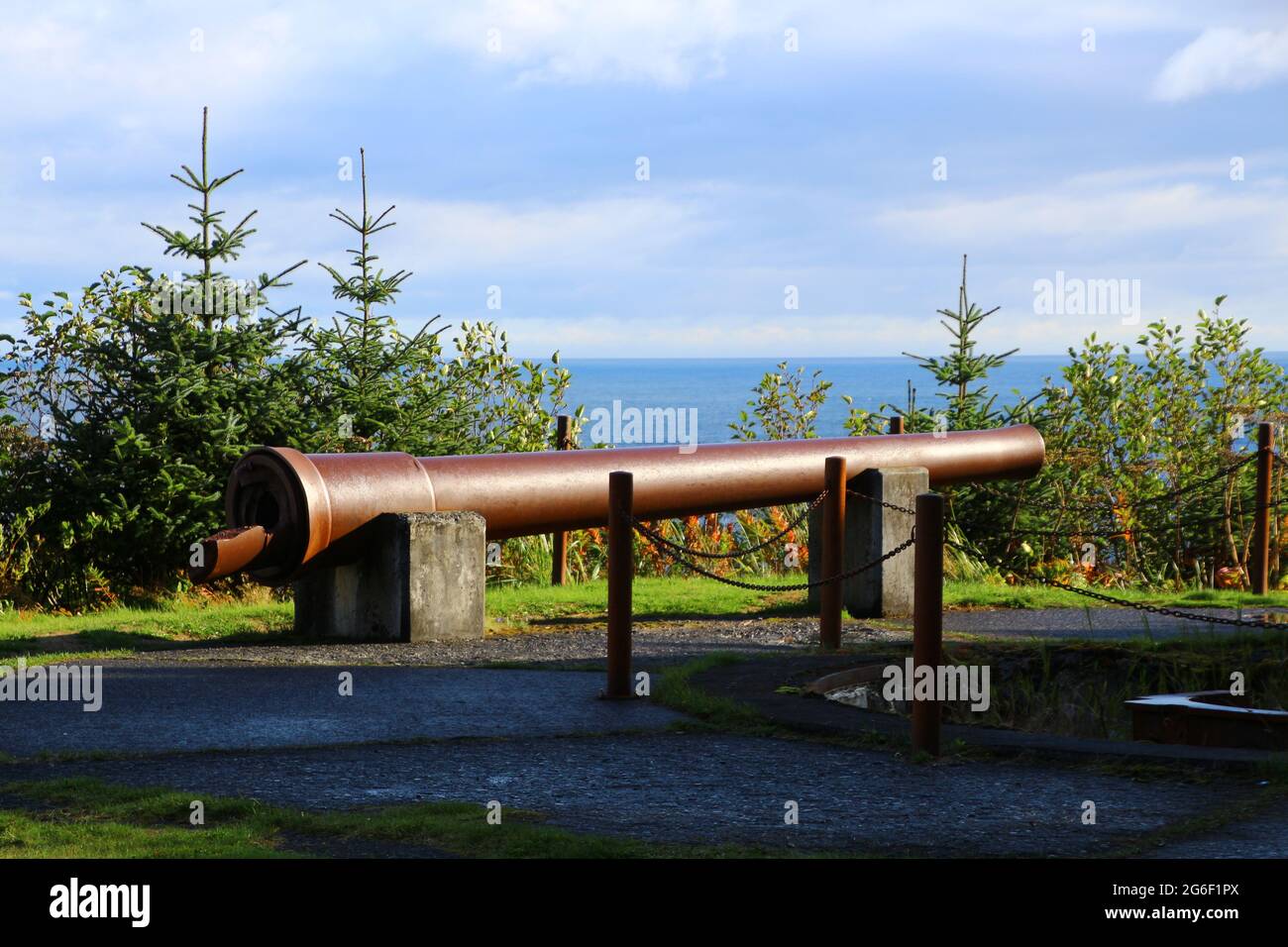 Vestiges d'un ancien canon à canon dans le parc historique de l'État de fort Abercrombie, vestiges de la défense côtière de la Seconde Guerre mondiale, Alaska Banque D'Images