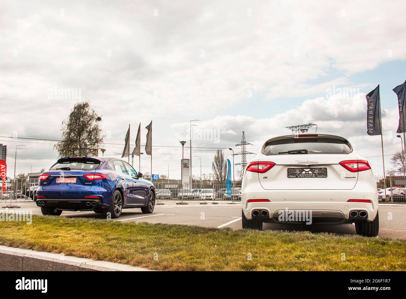 Kiev, Ukraine - 21 avril 2020 : les voitures de luxe Maserati Levante sont garées dans la ville. Vue arrière des voitures Banque D'Images