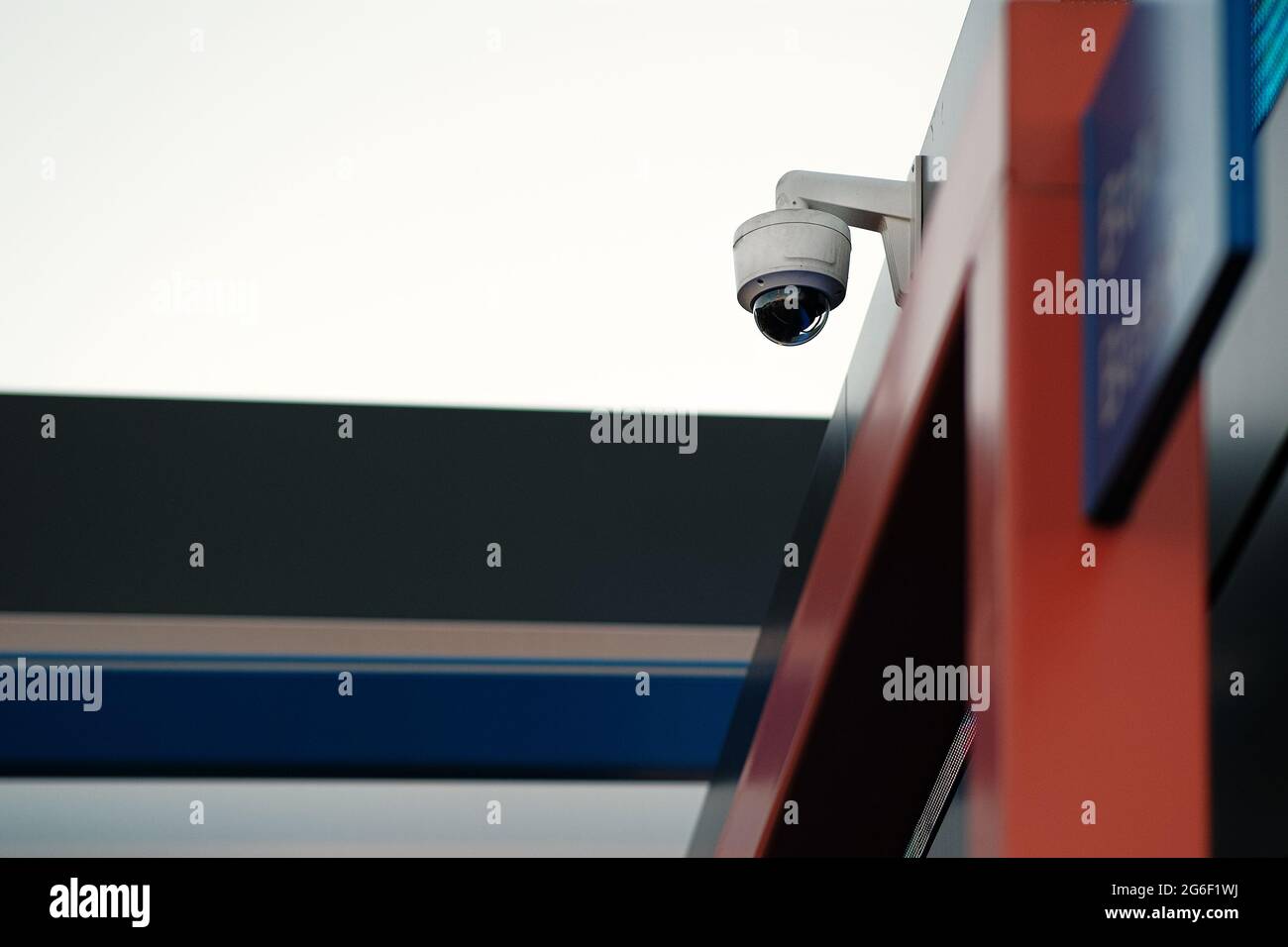 Caméra dôme de vidéosurveillance sur la façade du bâtiment. Le concept d'un système de sécurité centralisé. Reconnaissance faciale, recherche de criminels Banque D'Images