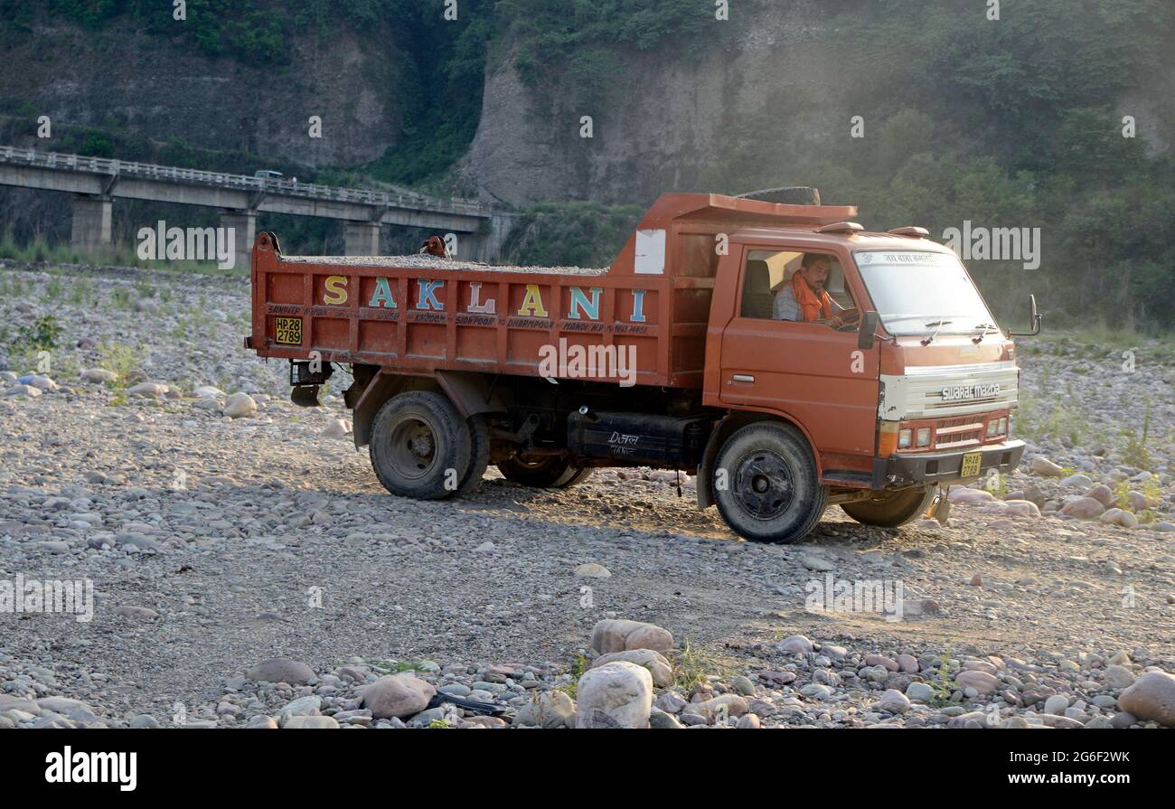 Camion sur la route de terre de pierre dans l'Himachal Pradesh Banque D'Images