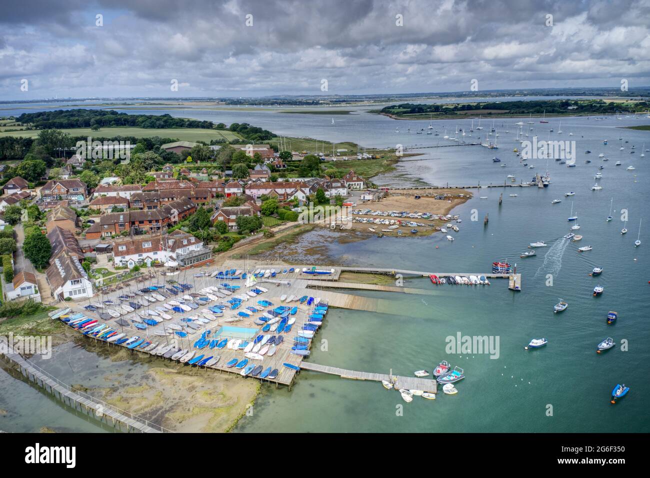 Itchenor dans West Sussex situé dans un bel emplacement de voile avec Yachts et bateaux à l'ancre dans l'estuaire, vue aérienne. Banque D'Images