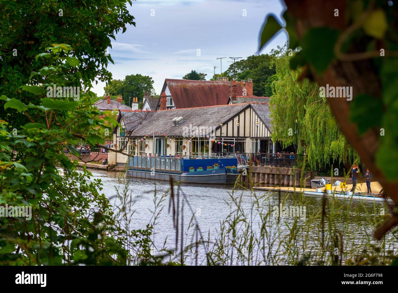 La rivière Dee à Chester. Le restaurant de pub Boathouse. Banque D'Images