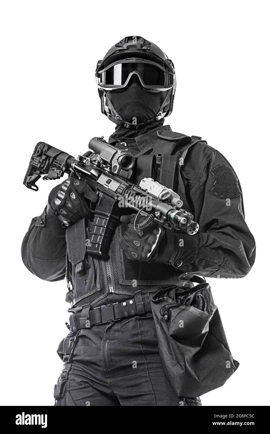 Studio de tir d'opérateur swat avec fusil d'assaut. Gants de casque  tactique, lunettes. Concept des forces de sécurité. Vue à angle bas Photo  Stock - Alamy