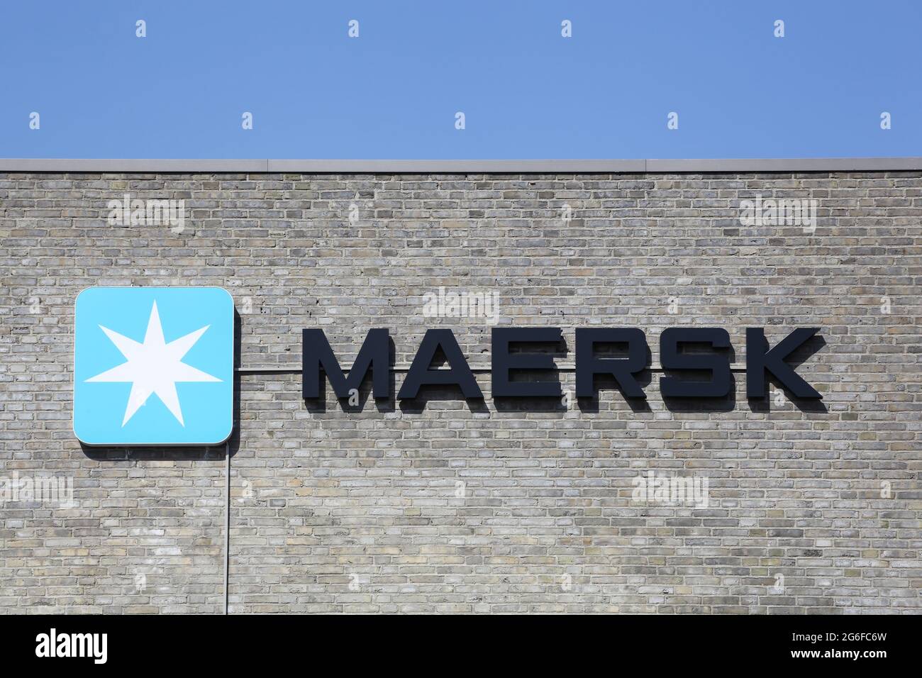 Tilst, Danemark - 18 avril 2021 : logo Maersk sur un bâtiment. La société Maersk, basée à Copenhague, au Danemark, est le plus grand opérateur de navires-conteneurs Banque D'Images