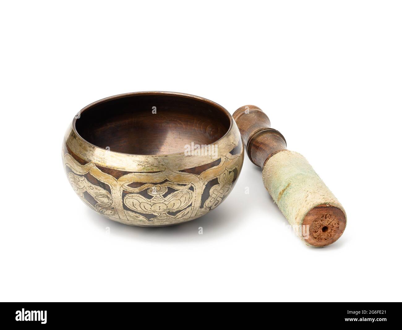 bol chantant en laiton et maillet en bois isolé sur fond blanc. Instrument  de musique pour la méditation, la relaxation, diverses pratiques médicales  liées Photo Stock - Alamy