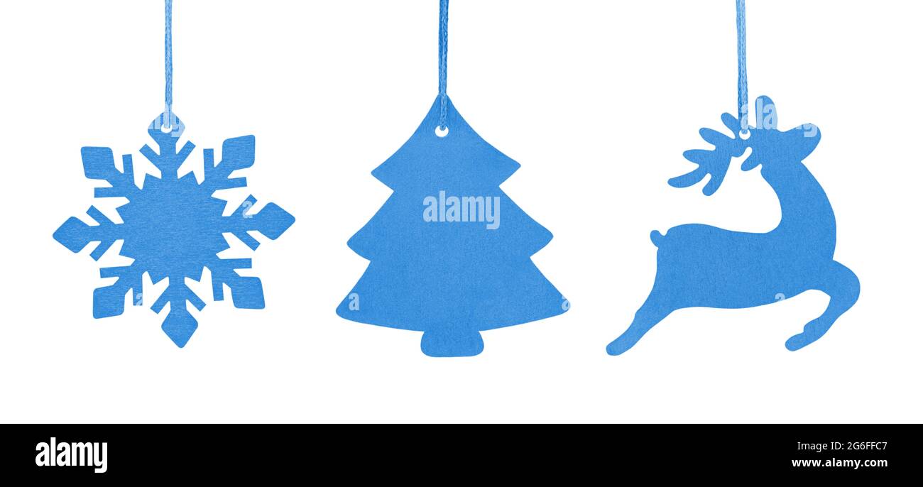 Ensemble de décoration en bois bleu suspendu arbre de Noël, flocon de neige et cerf isolé sur fond blanc. Banque D'Images